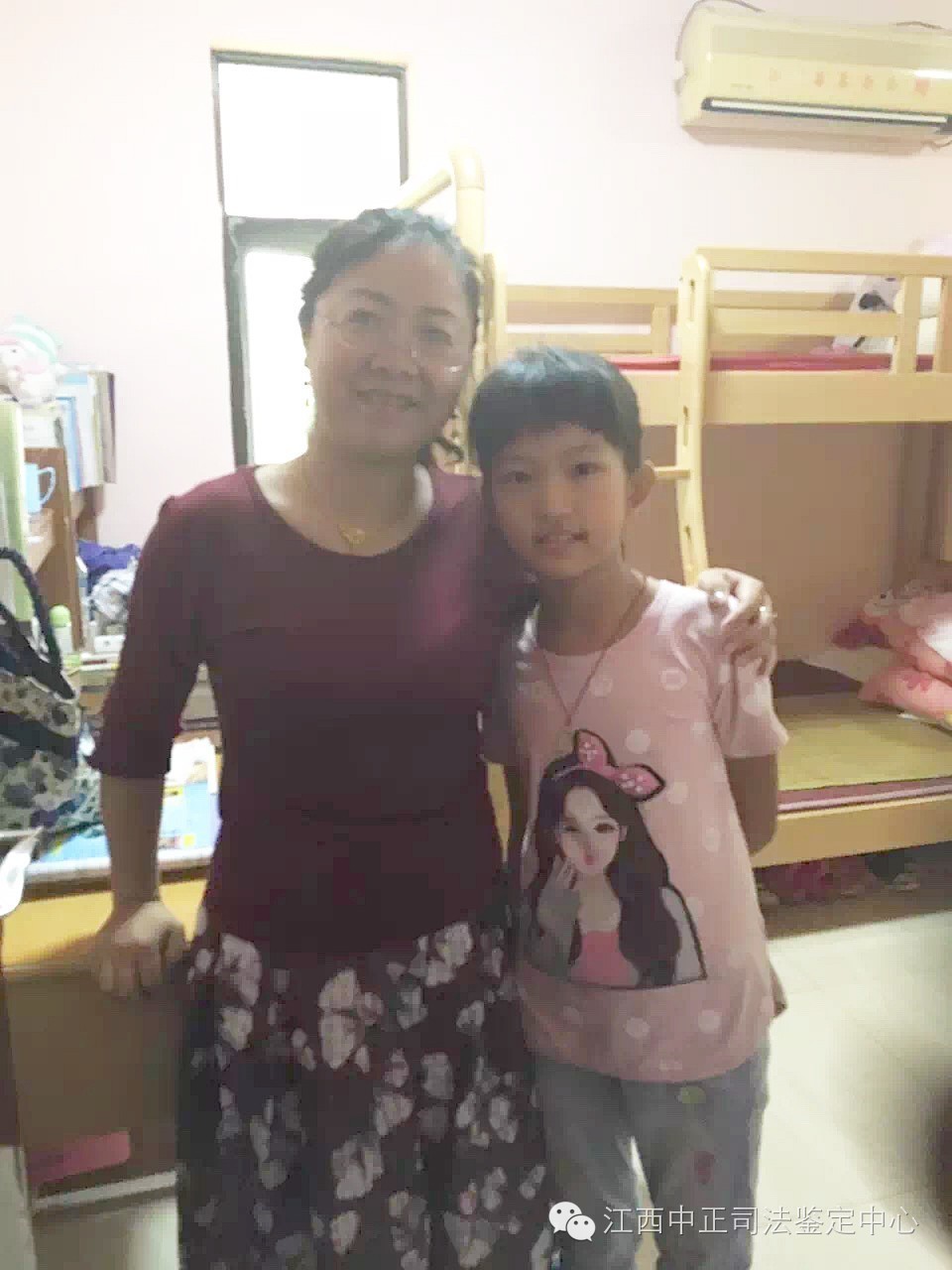 图为中心主任与儿童村孩子合影